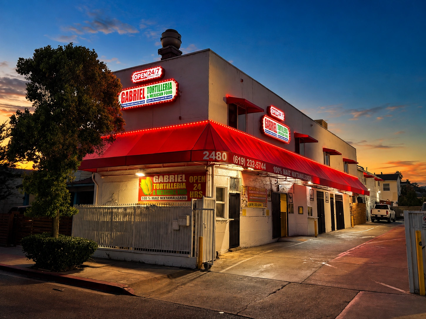 Fachada de Gabriel Tortillería en 2480 Imperial Avenue, Barrio Logan, al atardecer